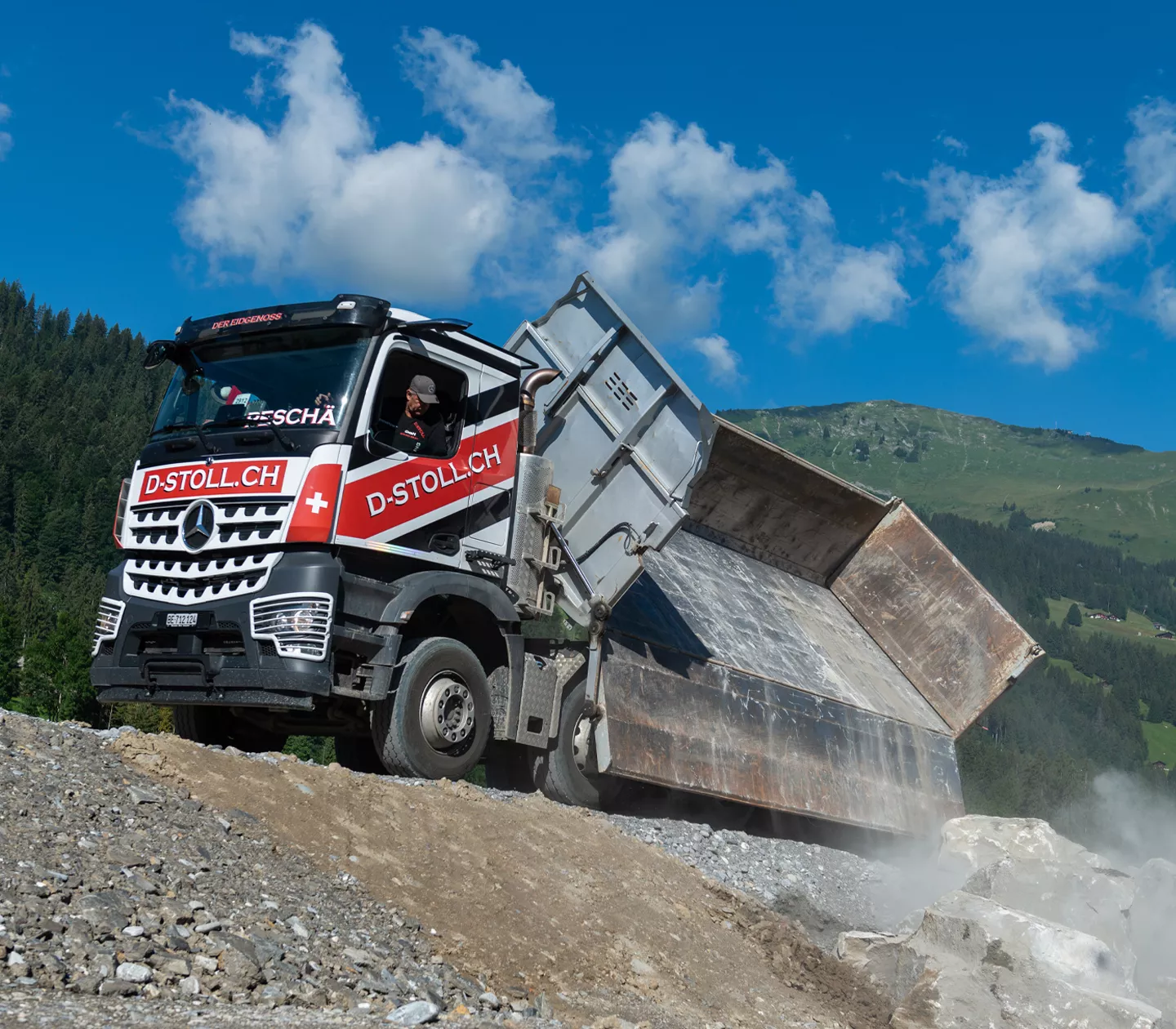Lkw entlädt Ladung 